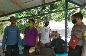 Bhabinkamtibmas Sangliat Krawain sambangi warga dan Imbau Patuhi Protokol Pencegahan Covid – 19