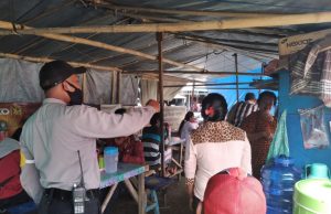 Sambangi warga di warung Makan, Bhabinkamtibmas Sifnana sampaikan New Normal