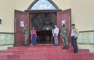 Bhabinkamtibms Sifnana ikuti sekaligus amankan jalannya Ibadah Misa Gereja Tri Tunggal Maha Kudus Sifnana