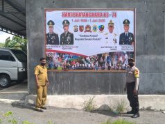 Bersama Warga Pasang Spanduk Hari Bhayangkara ke-74, Bhabinkamtibmas Sifnana sampaikan New Normal