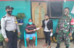 Bhabinkamtibmas Sifnana dan Babinsa amankan Giat Pembagian BLT