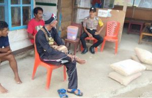 Bhabinkamtibmas Desa Waturu giat Binluh New Normal kepada warga dengan kearifan lokal dialog setempat