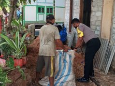 Bantu warga bersihkan serbuk kayu, Bhabinkamtibmas Welutu sampaikan New Normal