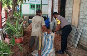 Bantu warga bersihkan serbuk kayu, Bhabinkamtibmas Welutu sampaikan New Normal