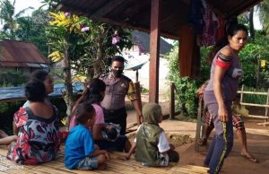 Briptu A. Ngilawane Bhabinkamtibmas Welutu laksanakan sambang dan Sosialisasi New Normal kepada warga
