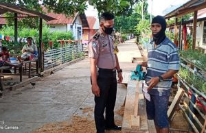 Tinjau warga kerja menara rumah Bhabinkamtibmas Welutu sampaikan New Normal