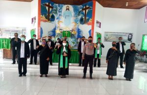 Bhabinkamtibmas Werain hadir sekaligus amankan jalannya Ibadah Minggu Gereja GPM Ebenhaezer Jemaat GPM Werain