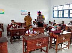 Sambangi guru dan Siswa SD Kristen Werain, Bhabinkamtibmas berikan arahan tentang Protokol Kesehatan Pencegahan Covid-19