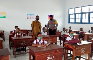Sambangi guru dan Siswa SD Kristen Werain, Bhabinkamtibmas berikan arahan tentang Protokol Kesehatan Pencegahan Covid-19