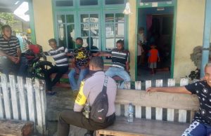 Sambangi Warga di depan Rumah Bhabinkamtibmas Wermatang Sosialisasi New Normal