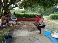 Bhabinkamtibmas Desa Persiapan Ilngei Barat dalam giat Sambang sampaikan New Normal.