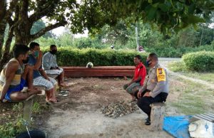 Bhabinkamtibmas Desa Persiapan Ilngei Barat dalam giat Sambang sampaikan New Normal.