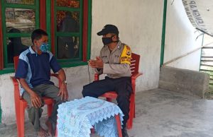 Sambangi 3 Keluarga di Desa, Bhabinkamtibmas Wowonda sosialisasikan Skenario New Normal
