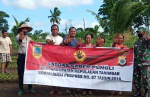 Sosialisasi Saber Pungli kepada warga, Bhabinkamtibmas Wowonda gandeng Babinsa.