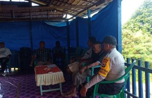 Bhabinkamtibmas Wowonda hadir dan Amankan Giat Rapat Soa Salwei Desa Wowonda