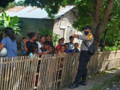 Bercerita bersama sekelompok Anak Bhabinkamtibmas Wowonda Sosialisasikan New Normal.