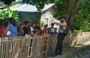 Bercerita bersama sekelompok Anak Bhabinkamtibmas Wowonda Sosialisasikan New Normal.