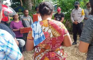 Bhabinkamtibmas Wowonda hadiri sekaligus amankan giat Upacara Pemakaman warga