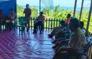 Bhabinkamtibmas Wowonda kawal giat Rapat Soa Salwei bahas Balon Kades