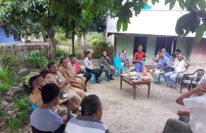 Bhabinkamtibmas dan Babinsa Wowonda hadiri dan amankan giat Rapat Soa Laritembun