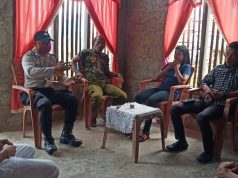 Door to door system Bhabinkamtibmas Wowonda kepada tiga warga Desa dan sampaikan New Normal