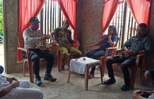 Door to door system Bhabinkamtibmas Wowonda kepada tiga warga Desa dan sampaikan New Normal