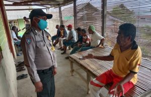 Giat Sambang Bhabinkamtibmas Lorulun dan berikan pemahaman bercocok tanam pangan lokal kepada warga di tengah Pandemi Covid-19