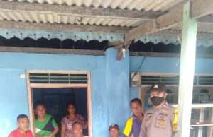 Bhabinkamtibmas Atubul Dol dalam giat sambang dan sampaikan Protokol Kesehatan Pencegahan Covid-19.