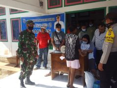 Bhabinkamtibmas Rumahsalut Kawal Giat Bansos Dinsos Kabupaten Kepulauan Tanimbar