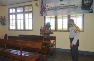 Kabag Ops Polres MTB Pimpin Tim gabungan TNI / Polri laksanakan penyemprotan cairan Disinfektan pada Gereja Protestan “DAMAI” Saumlaki
