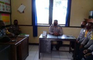 Kanit Binmas Polsek Tanimbar Selatan pimpin giat Anev mingguan para Bhabinkamtibmas