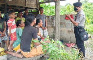 PS. Kanit Binmas Polsek Nirunmas sambangi warga di kebun sampaikan New Normal