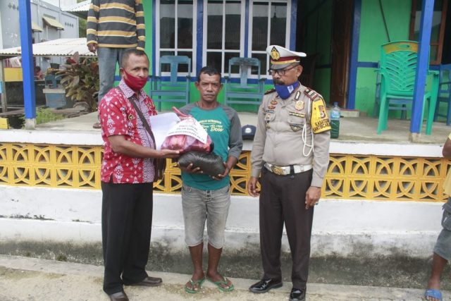 Kasat Lantas_Bagi Sembako