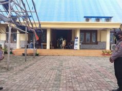 Bhabinkamtibmas Kelurahan Saumlaki hadiri sekaligus laksanakan Pengamanan giat Ibadah pada Gereja Katholik Santo Matias Saumlaki