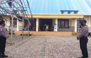 Bhabinkamtibmas Kelurahan Saumlaki hadiri sekaligus laksanakan Pengamanan giat Ibadah pada Gereja Katholik Santo Matias Saumlaki