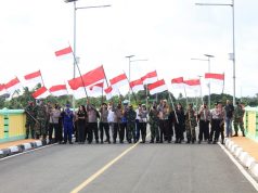 Sambut Hari Bhayangkara ke – 74 Polres MTB bersinergi dengan TNI dan Tokoh Masyarakat Kibarkan Bendera Merah Putih di Jembatan Wear Arafura Kecamatan Tanimbar Utara