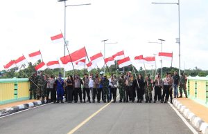 Sambut Hari Bhayangkara ke – 74 Polres MTB bersinergi dengan TNI dan Tokoh Masyarakat Kibarkan Bendera Merah Putih di Jembatan Wear Arafura Kecamatan Tanimbar Utara