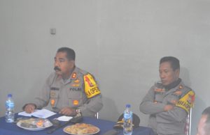 Kapolres MTB di dampingi Waka Polres melaksanakan kunjungan sekaligus berikan arahan kepada seluruh personil Polsek Tanimbar Selatan.