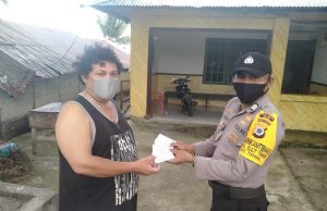 Bhabinkamtibmas Desa Olilit Timur Turut Serta Sekaligus Pam Pembagian Pulasa Gratis PT PLN Persero Saumlaki