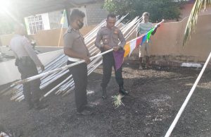 Menyongsong hari Bhayangkara ke – 74, Polsek Larat giat bersih – bersih dan pasang umbul – umbul di Mako