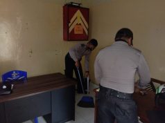 Benahi ruang arsip personil Sium laksanakan bersih-bersih