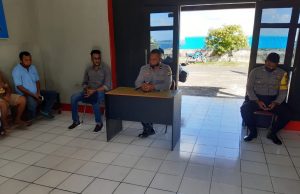 Waka Polsek Tanimbar Selatan pimpin giat mediasi permasalahan dugaan Kekerasan bersama terhadap orang di Mako Polsek.