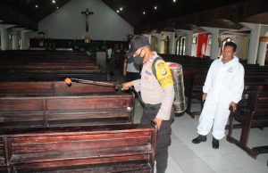 Waka Polres MTB pimpin kegiatan penyemprotan cairan disinfektan pada Gereja Ratu Rosario Suci Olilit Timur