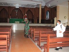 Tim gabungan TNI – Polri dipimpin Waka Polres MTB laksanakan penyemprotan disinfektan pada Gereja Katolik Santo Matias Saumlaki