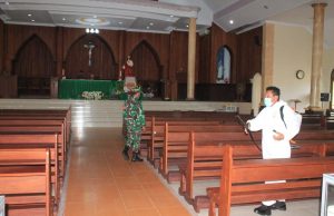 Tim gabungan TNI – Polri dipimpin Waka Polres MTB laksanakan penyemprotan disinfektan pada Gereja Katolik Santo Matias Saumlaki
