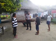 Melihat Warga Binaan Sementara Duduk Santai, Bhabinkamtibmas Desa Amdasa Sambangi Dan Sampaikan Pesan Kamtibmas