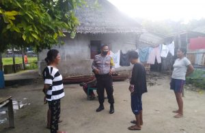 Melihat Warga Binaan Sementara Duduk Santai, Bhabinkamtibmas Desa Amdasa Sambangi Dan Sampaikan Pesan Kamtibmas