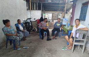 Kunjungi Warga Lewat Giat DDS, Bhabinkamtibmas Desa Amdasa Sampaikan Prosedur Tatatan Hidup Baru / N