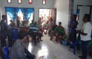 Bhabinkamtibmas Desa Awear Hadiri Rapat Masyarakat Desa Awear & PT Tanimbar Sejahtera