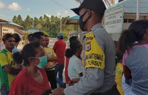 Bhabinkamtibmas Desa Fursuy kawal Pembagian Masker kepada warga